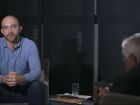 Jornalistas Paulo Radamés e Sérgio Cruz são os apresentadores do programa. 