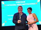 O diretor da Secretaria de Comunicação do TJ-MS, Carlos Kuntzel, recebe o troféu de 1º lugar na categoria Vídeo Institucional durante o 23º Prêmio Nacional de Comunicação & Justiça, em São Luís (MA).