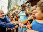 Lula entrega títulos de regularização fundiária a moradores de Brasília Teimosa, no Recife
