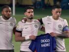 Pedro Neto e Enzo Fernández seguram camisa com nome de Diogo e André em forma de homenagem