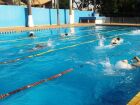 Alunos participam de aula de natação na piscina do CEMTE, que agora conta com sistema de aquecimento em Campo Grande.