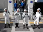 Astronautas, a partir da esquerda, Oleg Platonov, da Rússia, Mike Fincke, Zena Cardman e Kimiya Yui, do Japão, num foguetão Falcon 9 da SpaceX, sexta-feira, 1 de agosto