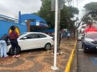 Carro atinge calçada em frente à Escola Municipal Elpídio Reis, na Avenida Afonso Pena, em Campo Grande; motorista perdeu o controle ao trafegar no sentido Leste-Oeste da via.