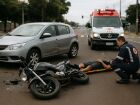 Colisão entre moto e carro deixa ferido em avenida de Campo Grande. 