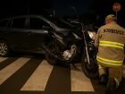 Motociclista foi socorrido pelos Bombeiros após colisão com carro na avenida Tamandaré, em Campo Grande, na tarde de terça-feira (12).