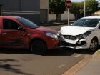 Batida em cruzamento deixa dois carros danificados no Estrela Dalva