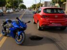 Buraco na Rua Ceará causa colisão entre moto e carro no Centro de Campo Grande