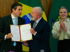 Lula e Hugo Motta durante reunião que tratou do projeto de lei que amplia isenção do Imposto de Renda; ao lado, a ministra Gleisi Hoffmann, da Secretaria de Relações Institucionais 