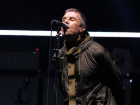 Liam Gallagher, do Oasis, no show de 4 de julho de 2025, em Cardiff. Homem de 40 anos morreu após queda em meio à multidão no estádio de Wembley, em Londres, durante show da banda no sábado, 2. 