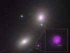 Imagem captada pelo telescópio Espacial Hubble das galáxias NGC 6099 (embaixo à esquerda) e NGC 6098 (em cima à direita). A mancha roxa representa a emissão de raios X, gerado pela destruição de um estrela por um buraco negro de massa intermediária.