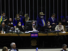 Deputados ocupam Mesa Diretora e fazem protesto com esparadrapo na boca 