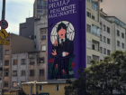 Arte de Wandinha, pintada em prédio perto do Minhocão, é alvo de multa por parte da Prefeitura de São Paulo. 
