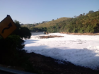 Já tem sido comum nessa época do ano a espuma tóxica cobrir o Rio Tietê, em Salto; problema tem piorado.