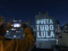 Projeção em prédio na região central de São Paulo pede que Lula vete integralmente o texto aprovado pelo Congresso da Lei do Licenciamento Ambiental. 