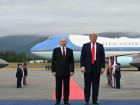 O presidente dos Estados Unidos, Donald Trump, posa para uma foto ao lado do presidente da Rússia, Vladimir Putin, antes da cúpula em Anchorage, Alasca Foto: Andrew Caballero-reynolds/AFP