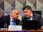 O relator da CPI do INSS, Alfredo Gaspar, conversa com o presidente do colegiado, Carlos Viana; primeiros requerimentos serão votados nesta terça-feira, 26. 