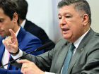 O presidente da CPMI do INSS, senador Carlos Viana (Podemos-MG), fez anúncio com ameaça de cassar credenciais de jornalistas 
