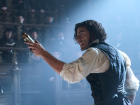 Oscar Isaac é Victor Frankenstein em nova adaptação da história, conduzida por Guillermo Del Toro; filme é um dos destaques do Festival de Veneza