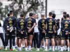 Vojvoda conversa com o elenco do Santos no treinamento desta quarta-feira 