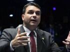 Flávio Bolsonaro vê a aprovação do projeto de anistia como um passo importante para sensibilizar o governo dos EUA sobre as sanções. A oposição segue pressionando o Senado por pautas como o impeachment de Moraes e o fim do foro privilegiado.