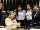Julia Zanatta (PL-SC) com o bebê de 4 meses no colo na Câmara