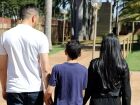Após 11 anos separados, mãe e filho se reencontram em MS com apoio da Justiça e retomam vida em família.
