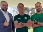 Jason Miller, Jair Bolsonaro e Eduardo Bolsonaro em 2022 
