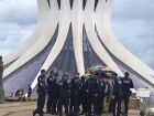 Policiais militares comprando água de coco enquanto manifestantes invadiam Congresso, STF e Planalto em 8 de Janeiro 