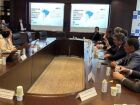 Eduardo Riedel em reuniões estratégicas no Japão com grandes empresas e o embaixador do Brasil, fortalecendo parcerias para Mato Grosso do Sul.