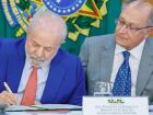 Fernando Haddad e Luiz Inácio Lula da Silva durante o lançamento do plano de apoio econômico de R$ 30 bilhões para setores afetados pelo tarifaço dos Estados Unidos.