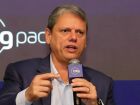 Tarcísio de Freitas durante evento com o BTG Pactual. O governador de São Paulo criticou a gestão do governo Lula e sugeriu que a troca de governo seria a solução para a crise fiscal e moral no País.
