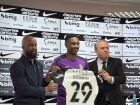 Vitinho posa com a camisa 29 do Corinthians durante sua apresentação oficial como reforço do time paulista.