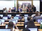 Deputados da CCJ durante votação unânime que aprovou aumento da pena para crimes de aliciamento infantil online.