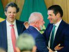 Hugo Motta participa de anúncio do pacote anti-tarifaço no Planalto e reforça apoio à proteção de setores produtivos brasileiros.