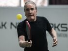 Roberto Justus apareceu com muletas após cirurgia no joelho causada por prática de pickleball 
