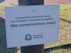Prefeitura de Campo Bom instalou placas informando que não vai mais realizar a troca de lâmpadas que foram vandalizadas.