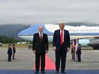 O presidente dos Estados Unidos, Donald Trump, posa para uma foto ao lado do presidente da Rússia, Vladimir Putin, antes da cúpula em Anchorage, Alasca 