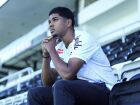 Zagueiro João Ananias renova contrato com o Santos