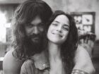 Jason Momoa e Adria Arjona estão juntos há um ano. 
