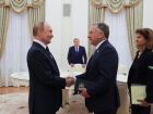 O presidente da Rússia, Vladimir Putin (esquerda), e o enviado do presidente dos Estados Unidos, Donald Trump, Steve Witkoff (direita), apertam as mãos durante um encontro no Kremlin, em Moscou, Rússia. 