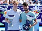 Jannik Sinner e Carlos Alcaraz posam com os troféus de vice e campeão do Cincinnati Open, respectivamente.
