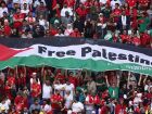 Torcedores seguram uma bandeira da Palestina com a inscrição Palestina Livre durante a partida do Grupo D da Copa do Mundo da FIFA Qatar 2022 entre Tunísia e Austrália no Al Janoub Stadium em Al Wakrah, Qatar.