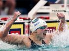 Katie Ledecky comemora a vitória nos 800 metros no Mundial de Cingapura, consolidando a reação dos Estados Unidos após críticas de lendas como Michael Phelps e Ryan Lochte.