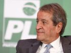 Valdemar Costa Neto afirma que o PL apoia qualquer nome escolhido por Bolsonaro para a disputa presidencial em 2026, minimizando críticas dos filhos e rebatendo as pesquisas que indicam Lula como favorito.