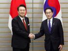 O presidente sul-coreano, Yoon Suk-yeol (E), é recebido pelo primeiro-ministro japonês, Fumio Kishida, em Tóquio  