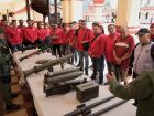 Um membro da guarda presidencial venezuelana mostra armas aos que se alistaram para integrar as milícias civis durante uma campanha nacional de recrutamento convocada pelo ditador Nicolás Maduro, no Museu Militar de Caracas, Venezuela.
