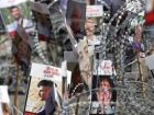 Fotos de reféns israelenses mantidos pelo Hamas em Gaza são colocadas em uma cerca de arame farpado durante manifestação de familiares durante manifestação em Tel Aviv