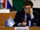 A polícia argentina realiza buscas em locais ligados a altos funcionários do governo Milei, investigando um esquema de subornos envolvendo empresas farmacêuticas.