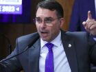 Flávio Bolsonaro preside sessão da Comissão de Segurança Pública que aprovou convite a ex-assessores de Alexandre de Moraes