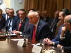 Reunião do gabinete do presidente Donald Trump, onde foram anunciadas as novas diretrizes para os departamentos de Comércio e Defesa dos EUA.